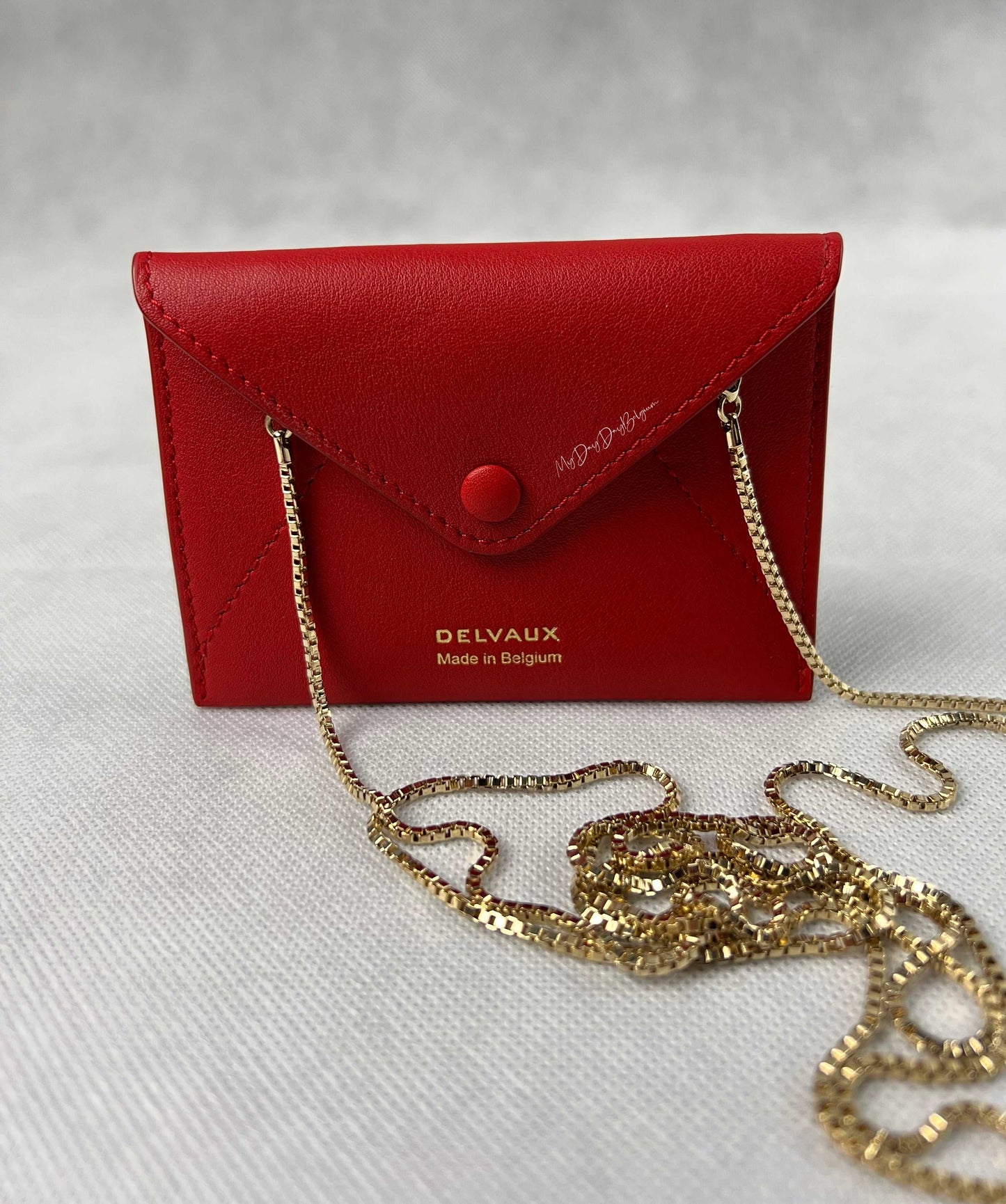 Delvaux wallet on chain kiss