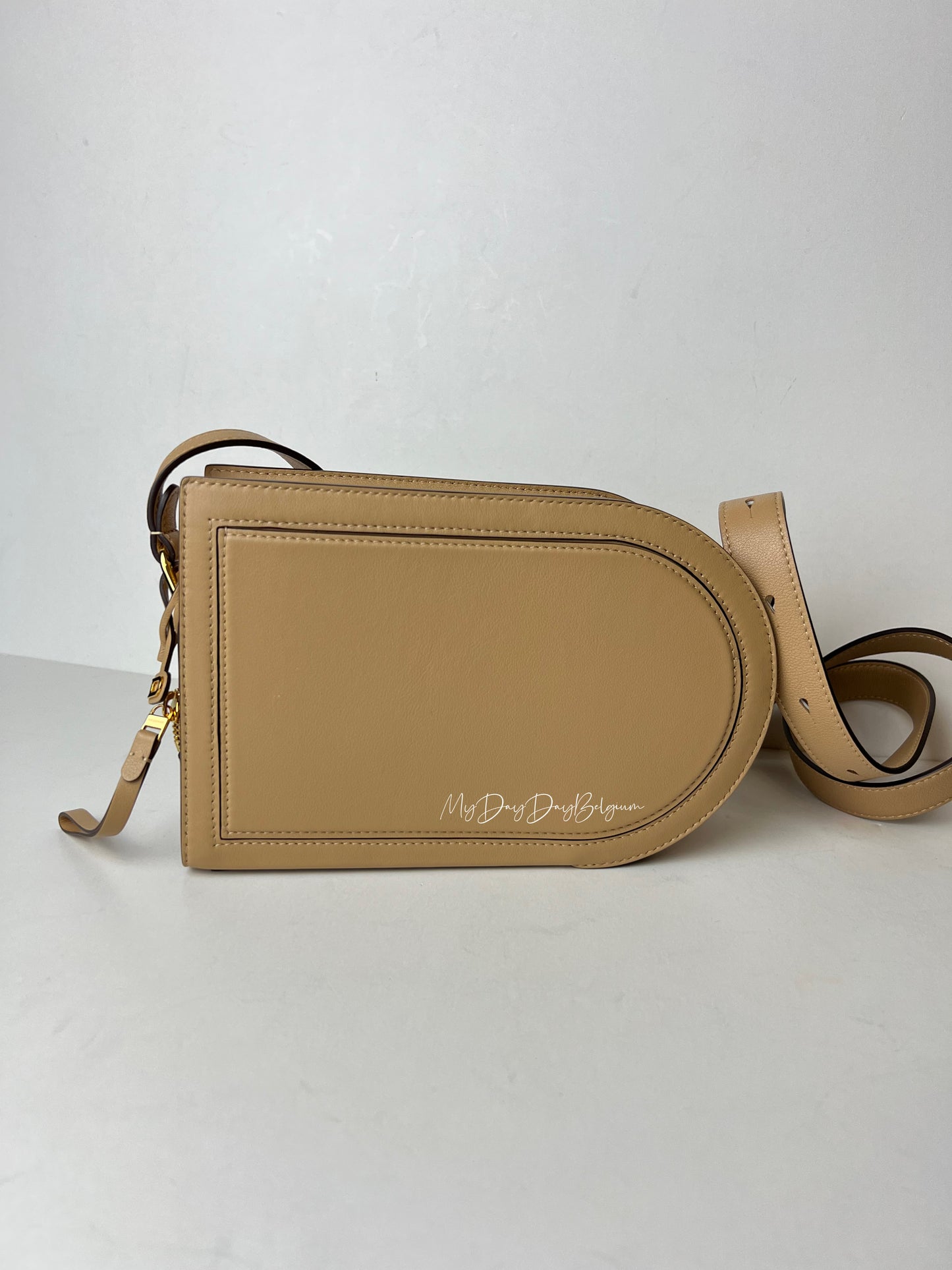 Delvaux pin cross over