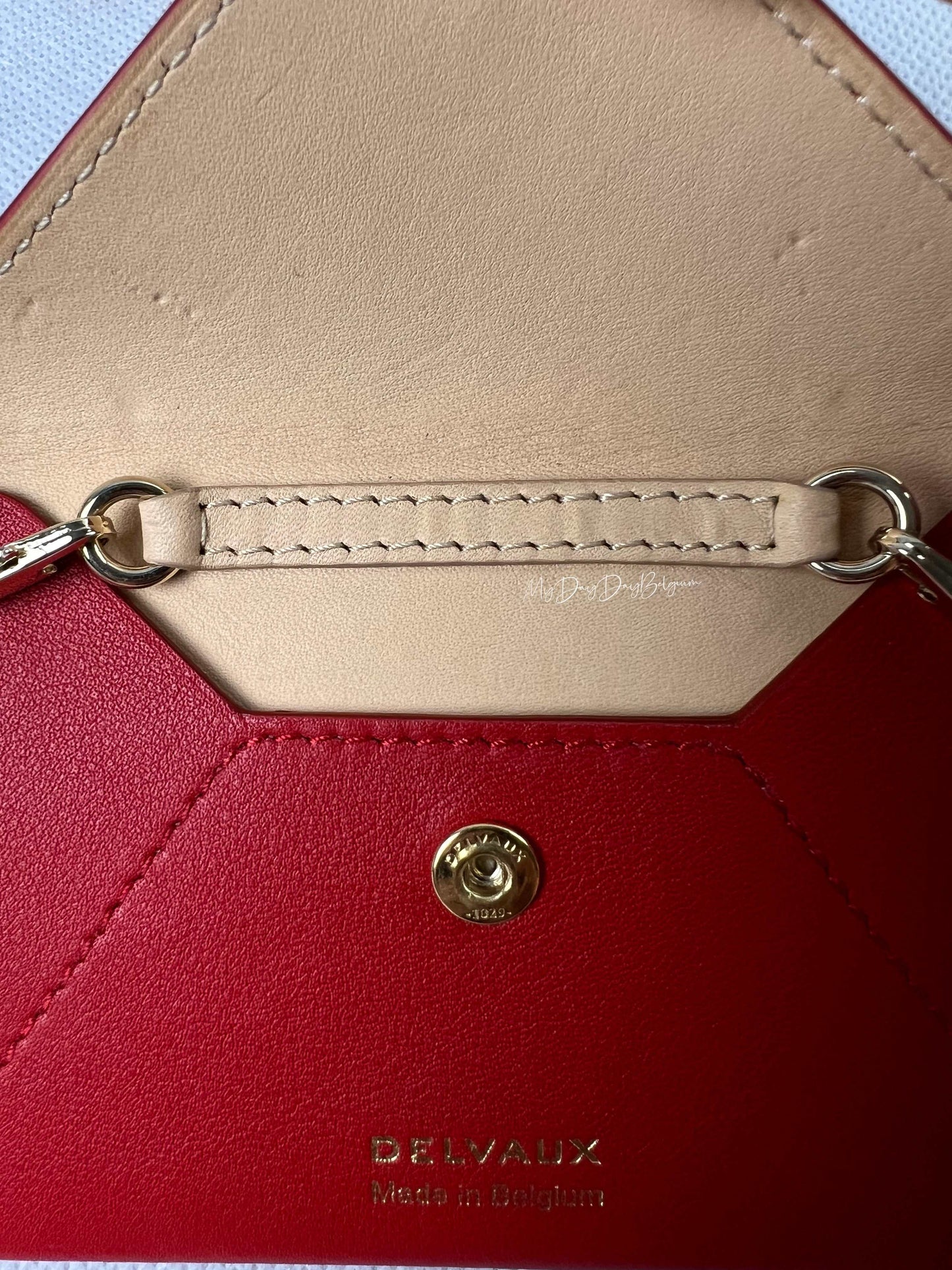 Delvaux wallet on chain kiss