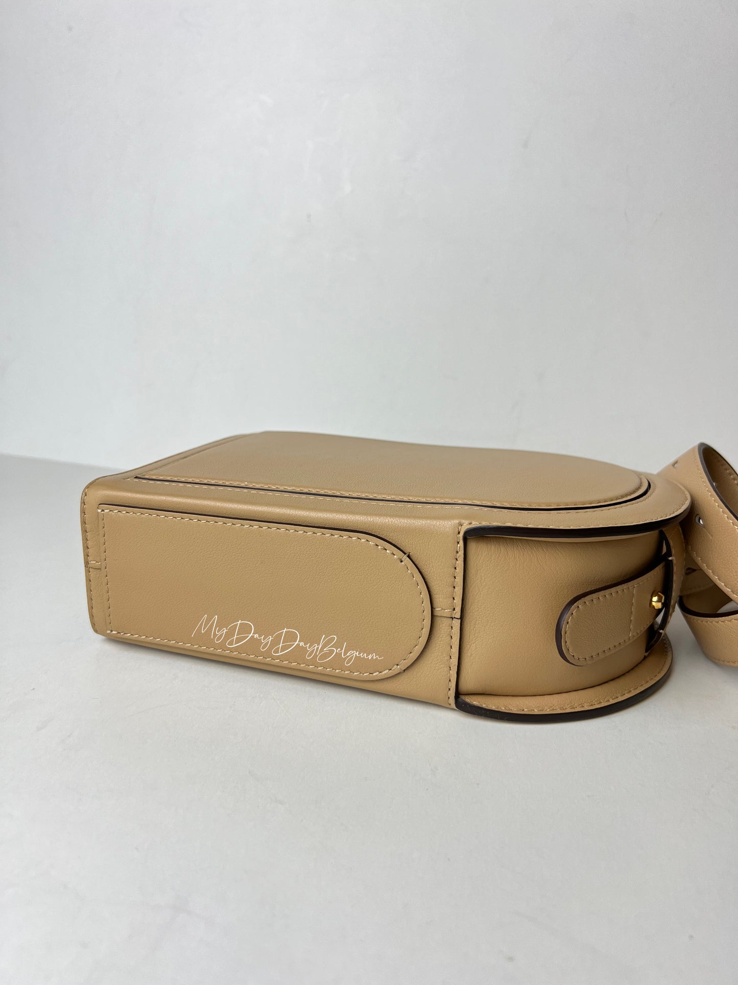 Delvaux pin cross over