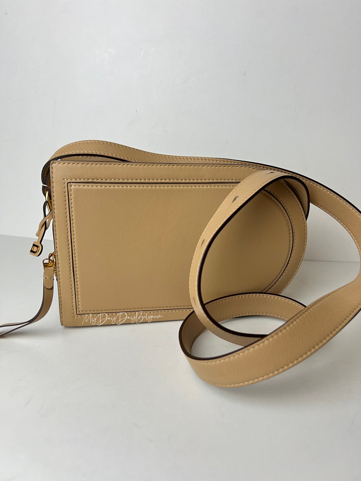 Delvaux pin cross over