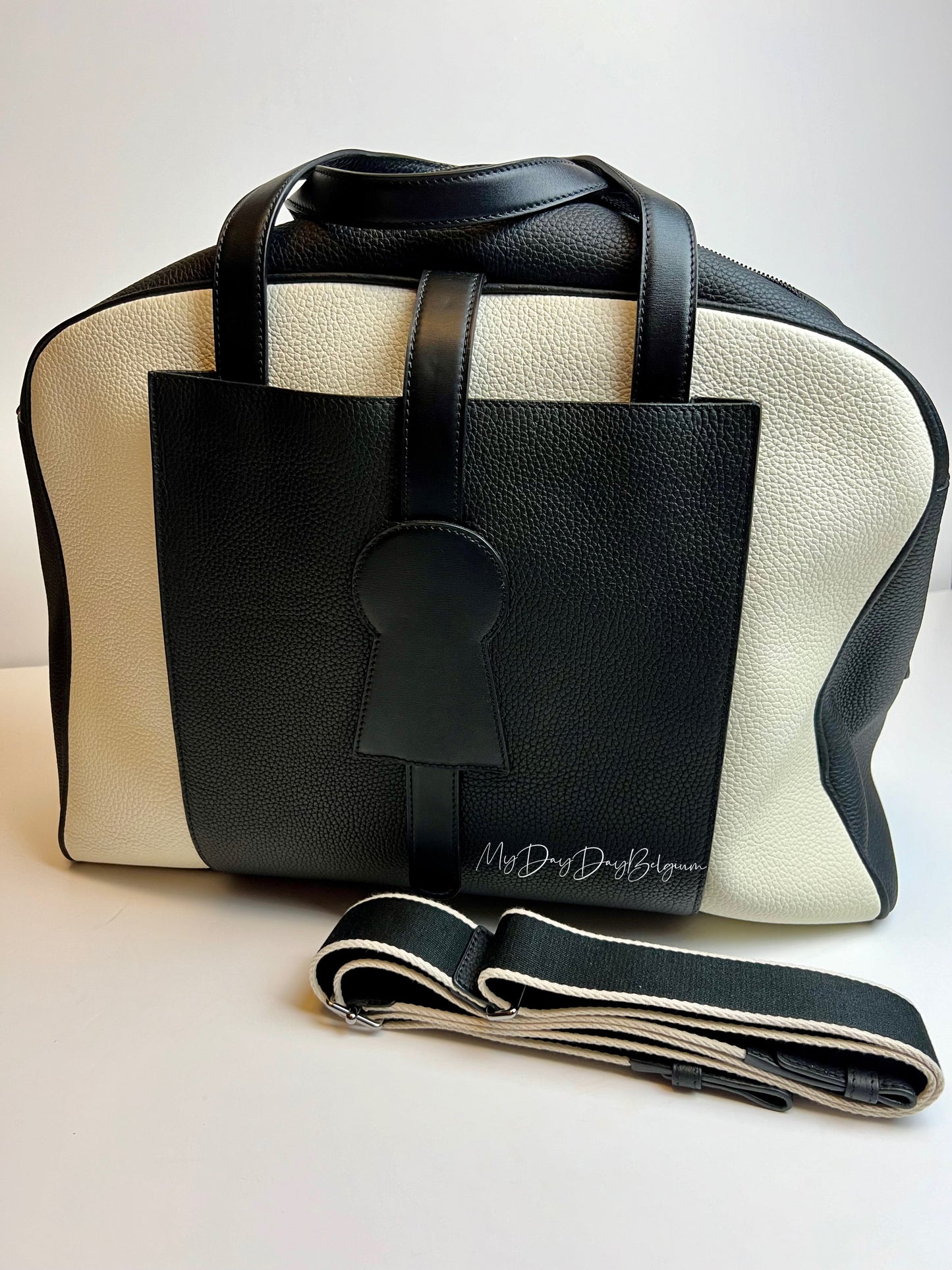 Delvaux Magritte D-Off Taurillon Soft ivory-noir