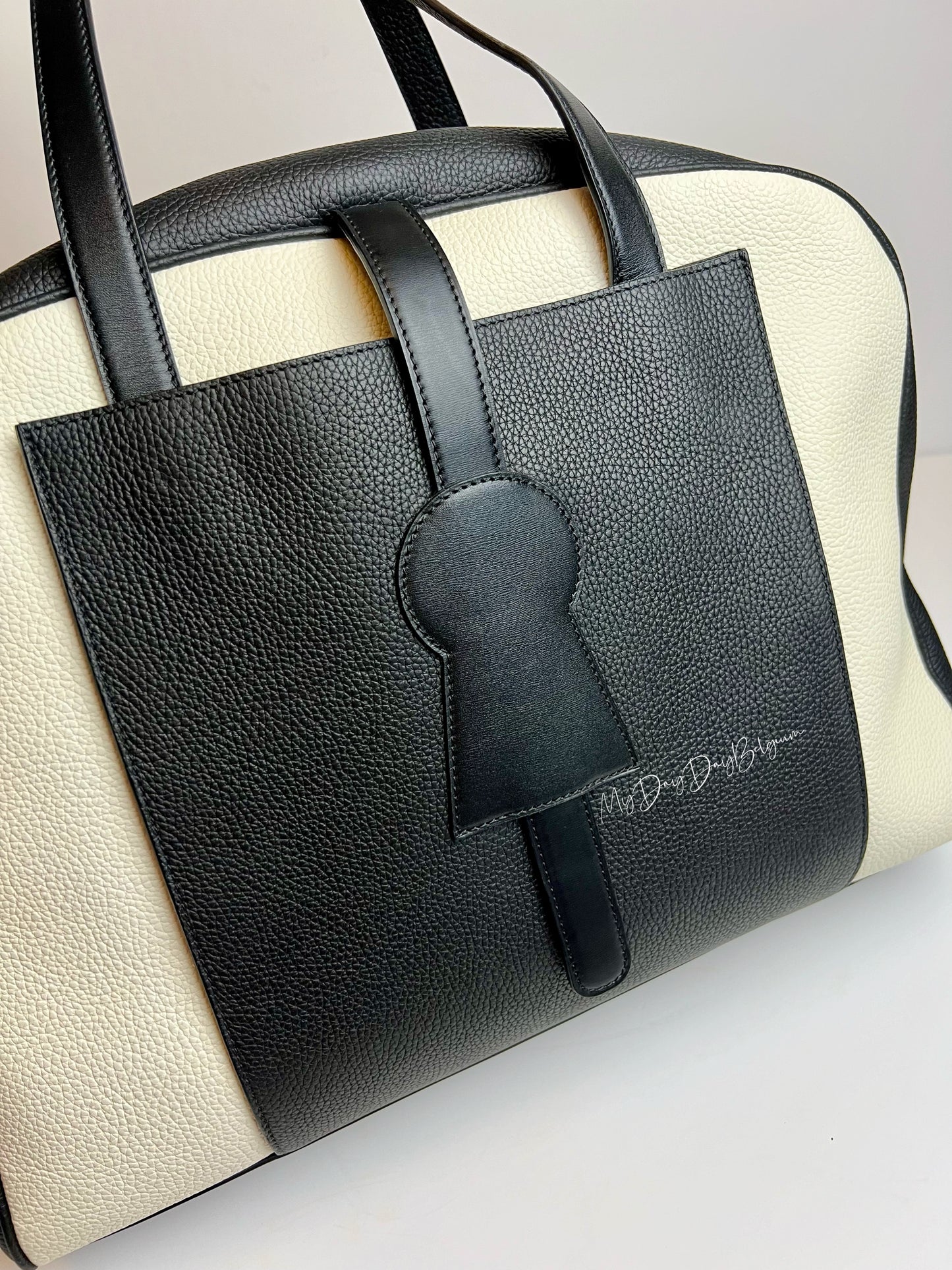 Delvaux Magritte D-Off Taurillon Soft ivory-noir